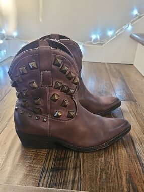 ZiGiny Shes Tuff Cookie Pointed Toe Studded Brown Leather Western Mid Cut Boots